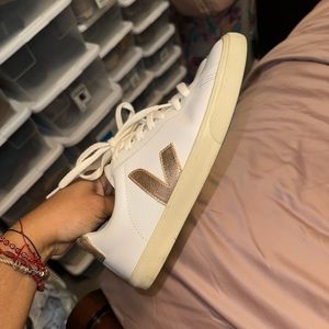 Veja Splar Euro 38 I wear a size 8 normally and these fit! I have org soles!